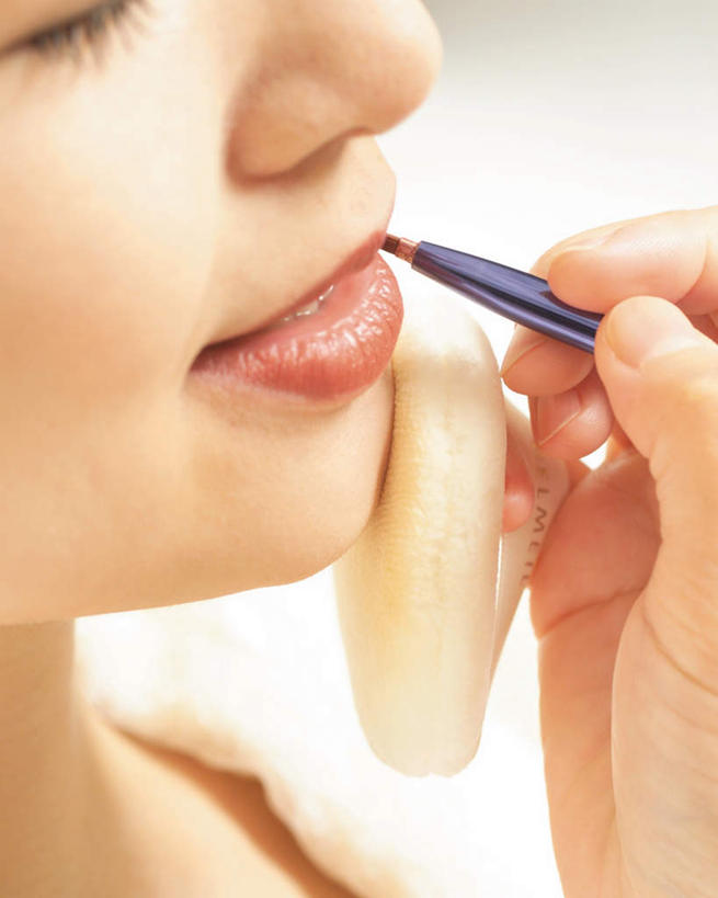 东方人,脸,头,嘴,脸颊,手,两个人,按摩师,美容师,闭眼,笑,微笑,竖图,俯视,室内,特写,白天,白色背景,按摩,化妆,美容,亚洲,护肤,握,拿,拿着,黄种人,顾客,画,化妆棉,口红,保养,享受,休闲,手部,放松,握着,SPA水疗,保健,温泉浴场,摄影,影棚,唇笔,养颜,指压,年轻女性,女人,女性,亚洲人,头部,口,口腔,脸部,脸蛋,面部,嘴巴,嘴唇,技师,矿泉疗养地,闭眼睛,闭着眼,闭着眼睛,半身,彩图,高角度拍摄,影棚拍摄,水疗,推拿,拍摄