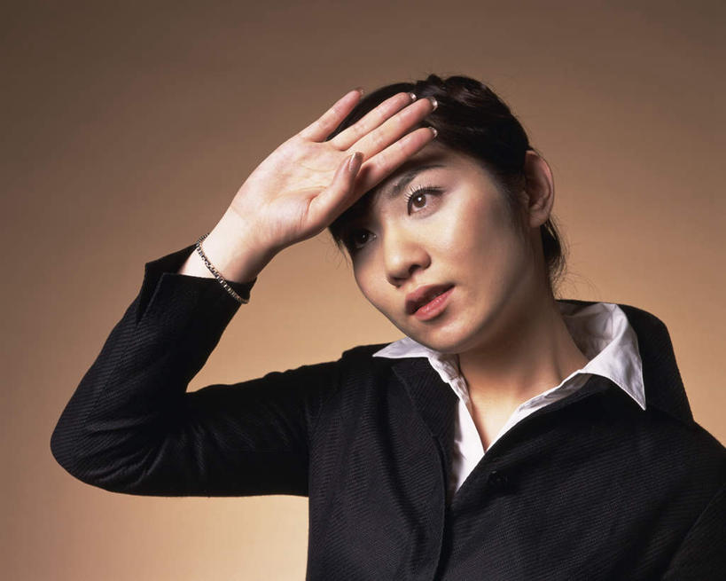 东方人,脸,头,脸颊,头发,一个人,站,举,摸,横图,室内,特写,白天,正面,亚洲,仅一个年轻女性,仅一个女性,仅一个人,抚摸,黄色背景,服装,注视,休闲装,黄种人,衣服,黄色,观察,看,托,站着,休闲,休闲服,摄影,服饰,影棚,观看,察看,关注,年轻女性,女人,女性,亚洲人,头部,额头,脸部,脸蛋,面部,触摸,接触,举起,举手,举着,向上举,向上伸,向上托,站立,半身,彩图,影棚拍摄,拍摄