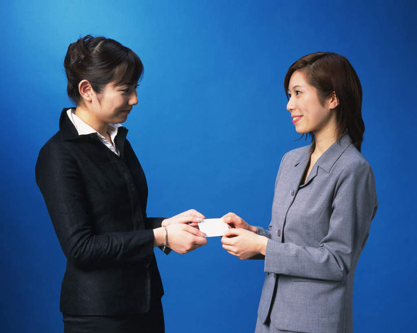 两个人,同事,商务人士,商务女性,站,笑,微笑,露齿笑,横图,室内,白天,侧面,成功,合作,团队,集体,信心,名片,一张,递,握,蓝色背景,套装,传递,信息,联系,拿,拿着,注视,队伍,相视,卡片,观察,看,站着,面对面,握着,摄影,影棚,观看,对视,察看,领导,成就,关注,相对,商务装,合伙,领袖,工薪阶层,相看,年轻女性,女人,女性,白领,上班族,站立,半身,彩图,影棚拍摄,拍摄,商业