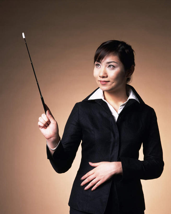 东方人,一个人,商务人士,商务女性,站,举,笑,微笑,竖图,室内,白天,正面,亚洲,仅一个年轻女性,仅一个女性,仅一个人,一根,握,套装,工具,棍子,拿,拿着,注视,黄种人,教鞭,观察,看,托,站着,握着,摄影,影棚,褐色背景,观看,察看,关注,商务装,工薪阶层,年轻女性,女人,女性,亚洲人,白领,上班族,举起,举手,举着,向上举,向上伸,向上托,站立,半身,彩图,影棚拍摄,拍摄