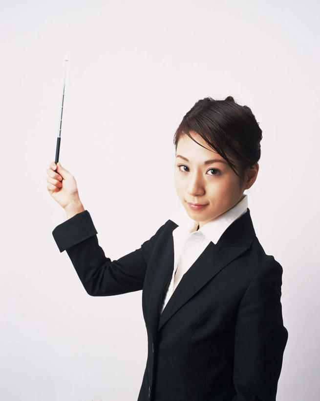 东方人,一个人,商务人士,商务女性,站,举,笑,微笑,竖图,室内,白天,白色背景,正面,亚洲,仅一个年轻女性,仅一个女性,仅一个人,一根,握,指,套装,工具,棍子,拿,拿着,注视,黄种人,方向,教鞭,观察,看,托,站着,握着,摄影,影棚,观看,察看,指向,关注,商务装,工薪阶层,年轻女性,女人,女性,亚洲人,白领,上班族,举起,举手,举着,向上举,向上伸,向上托,站立,半身,彩图,影棚拍摄,拍摄
