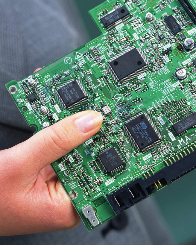 东方人,一个人,竖图,俯视,室内,特写,白天,科技,亚洲,仅一个年轻女性,仅一个女性,仅一个人,握,绿色背景,朦胧,模糊,主板,拿,拿着,黄种人,握着,摄影,影棚,芯片,母板,计算机,年轻女性,女人,女性,亚洲人,半身,彩图,高角度拍摄,影棚拍摄,拍摄