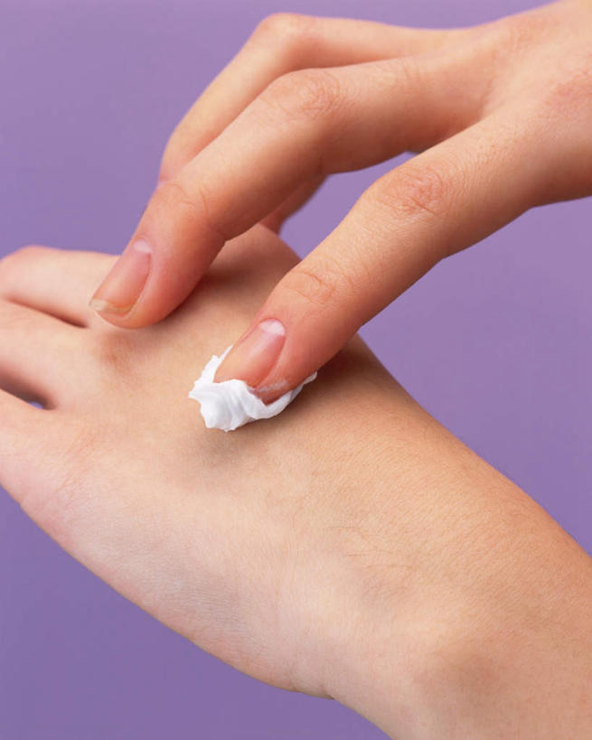 东方人,手,一个人,竖图,俯视,室内,特写,白天,化妆,美容,亚洲,仅一个年轻女性,仅一个女性,仅一个人,护肤,紫色背景,涂抹,黄种人,一只,化妆品,日用品,清洁,保养,享受,休闲,手部,放松,保健,摄影,影棚,抹,单手,护肤品,舒缓,润肤乳,养颜,去污,紧肤,嫩肤,年轻女性,女人,女性,亚洲人,洗涤,半身,彩图,高角度拍摄,影棚拍摄,拍摄