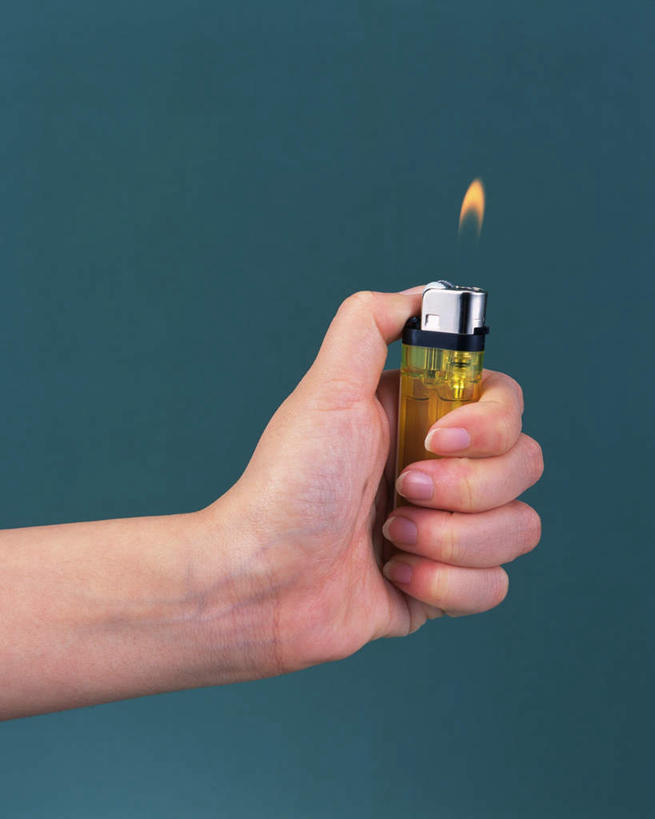 东方人,手,一个人,竖图,室内,特写,白天,正面,家具,亚洲,仅一个年轻女性,仅一个女性,仅一个人,握,绿色背景,火苗,火焰,拿,拿着,黄种人,一只,按,手部,打火机,握着,摄影,影棚,单手,危险,年轻女性,女人,女性,亚洲人,半身,彩图,影棚拍摄,拍摄