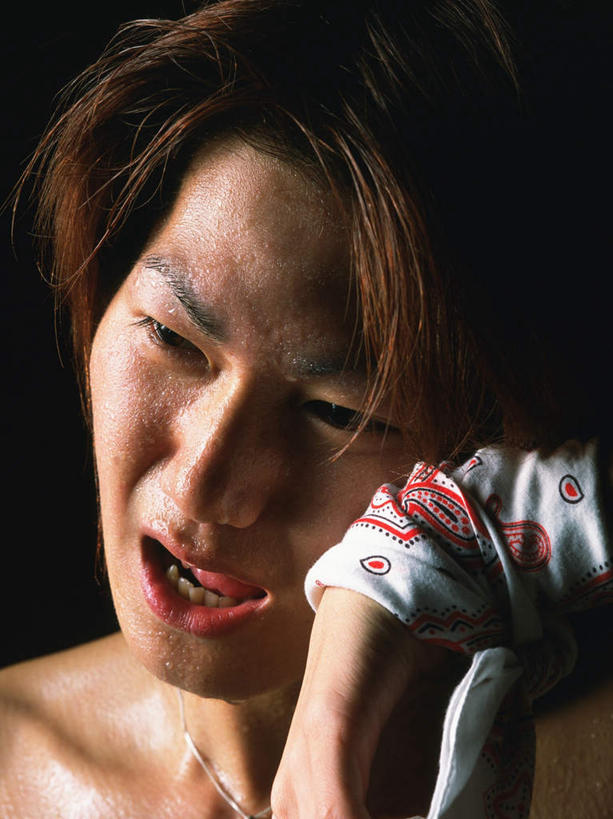 东方人,脸,头,脸颊,一个人,站,举,竖图,室内,特写,白天,正面,亚洲,仅一个男性,仅一个人,擦,汗,黑色背景,丝巾,注视,黄种人,仅一个年轻男性,观察,看,托,站着,摄影,影棚,汗水,观看,察看,关注,丝织品,男人,男性,年轻男性,亚洲人,头部,脸部,脸蛋,面部,举起,举手,举着,向上举,向上伸,向上托,站立,半身,彩图,影棚拍摄,拍摄