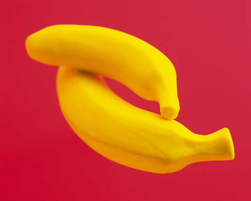 无人,横图,室内,特写,白天,正面,游戏,香蕉,静物,水果,玩具,两根,红色背景,朦胧,模糊,新鲜,生食,食品,果实,玩,娱乐,食物,黄色,休闲,益智,有机食品,绿色食品,活动,工艺,粘土,发泄,消遣,智力,橡皮泥,手工艺,宣泄,甘蕉,玩耍,嬉戏,彩图