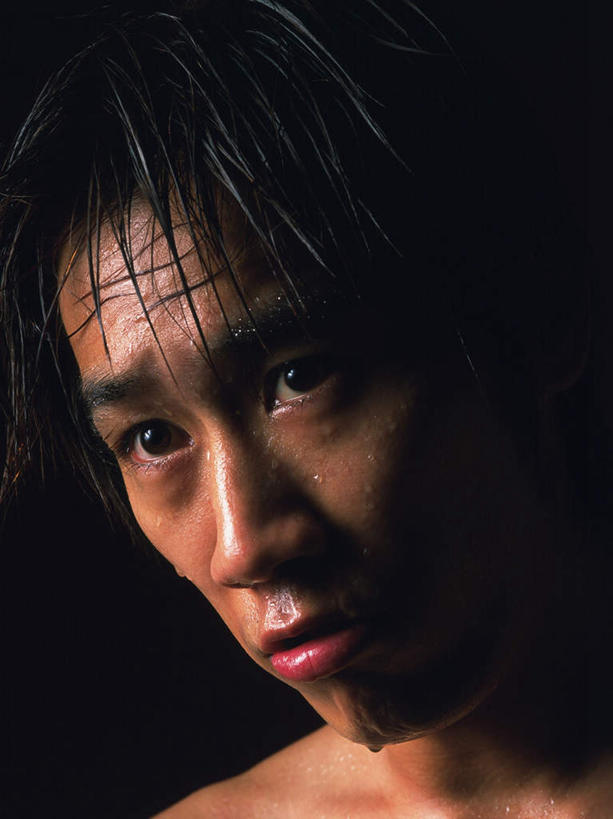 东方人,脸,头,眼睛,鼻子,嘴,脸颊,眉毛,睫毛,一个人,竖图,室内,特写,白天,正面,亚洲,瞳孔,仅一个男性,仅一个人,汗,黑色背景,注视,黄种人,仅一个年轻男性,观察,看,眼部,摄影,影棚,观看,察看,关注,男人,男性,年轻男性,亚洲人,头部,鼻,鼻孔,睫,口,口腔,脸部,脸蛋,眉,面部,眼,眼睫毛,眼眉,嘴巴,嘴唇,半身,彩图,影棚拍摄,拍摄,眼眉毛