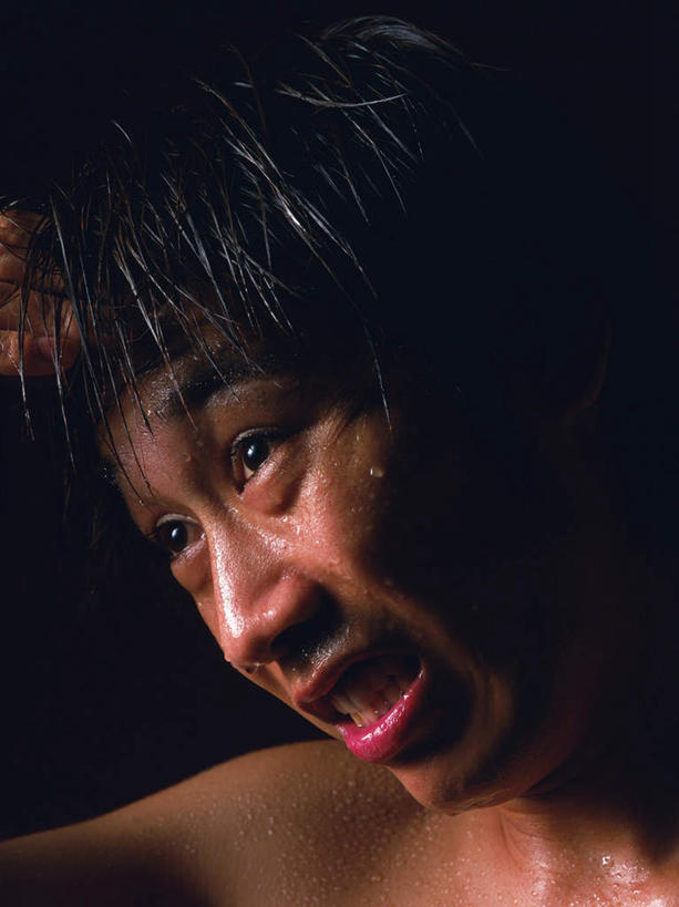 东方人,脸,头,脸颊,一个人,竖图,室内,特写,白天,正面,水,亚洲,仅一个男性,仅一个人,汗,黑色背景,液体,水滴,注视,黄种人,仅一个年轻男性,观察,看,张嘴,摄影,影棚,观看,察看,关注,张大嘴巴,男人,男性,年轻男性,亚洲人,头部,脸部,脸蛋,面部,张开嘴,半身,彩图,影棚拍摄,拍摄