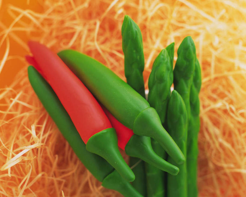 无人,横图,俯视,室内,特写,白天,游戏,植物,辣椒,芦笋,蔬菜,静物,玩具,朦胧,模糊,新鲜,青椒,食品,玩,娱乐,食物,休闲,益智,有机食品,绿色食品,活动,工艺,粘土,发泄,消遣,智力,橡皮泥,辣角,红海椒,大椒,辣虎,广椒,手工艺,宣泄,菜椒,猪尾巴,药鸡豆子,甜椒,柿子椒,石刁柏,蚂蚁杆,龙须菜,狼尾巴根,辣子,红辣椒,海椒,番椒,灯笼椒,玩耍,嬉戏,彩图,高角度拍摄