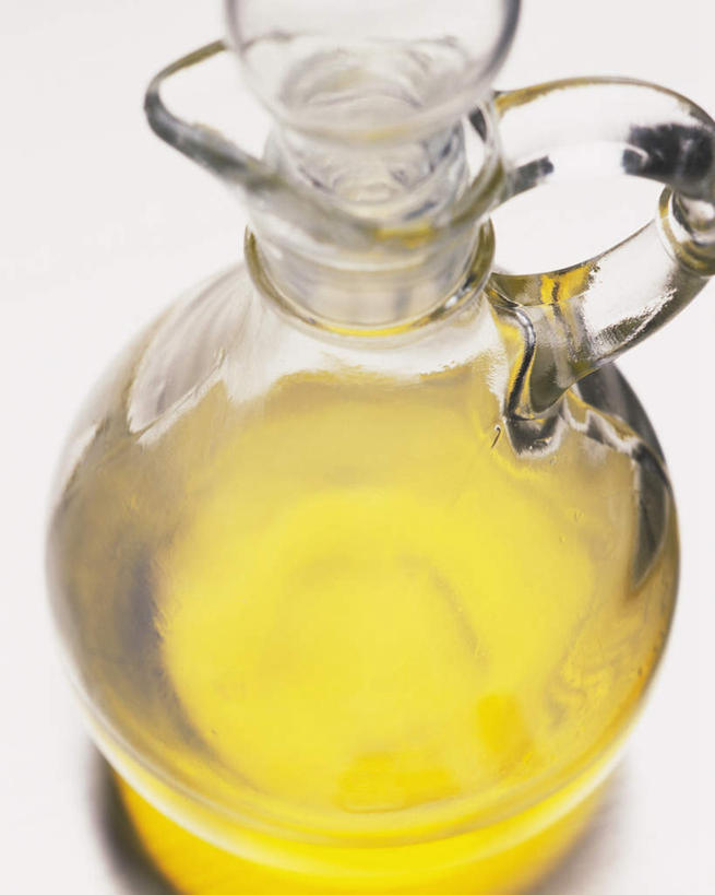 无人,竖图,俯视,室内,特写,白天,白色背景,餐桌,桌子,静物,朦胧,模糊,罐子,食用油,油,玻璃制品,玻璃瓶,瓶子,摄影,影棚,餐台,彩图,高角度拍摄,影棚拍摄,拍摄