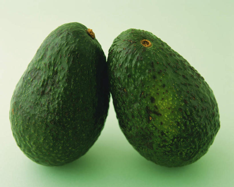 无人,横图,俯视,室内,特写,白天,桌面,桌子,水果,绿色背景,阴影,新鲜,反射,木制,影子,生食,食品,果实,食物,两个,绿色,木制品,酪梨,球体,鳄梨,摄影,有机食品,绿色食品,影棚,油梨,樟梨,牛油果,彩图,高角度拍摄,影棚拍摄,拍摄