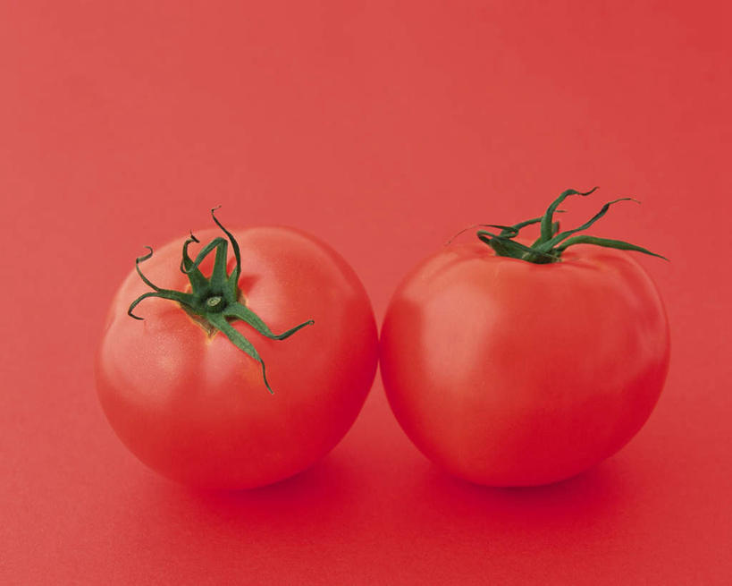 无人,横图,俯视,室内,特写,白天,桌面,桌子,蔬菜,西红柿,红色背景,新鲜,木制,食品,食物,两个,红色,绿色,木制品,球体,摄影,有机食品,绿色食品,影棚,萼片,番茄,彩图,高角度拍摄,影棚拍摄,拍摄