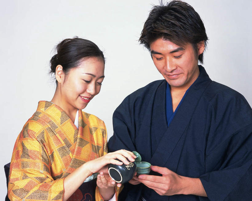 清酒,东方人,头发,两个人,家庭,夫妻,站,捧,笑,微笑,露齿笑,横图,室内,白天,白色背景,正面,民族服装,爱情,亚洲,倒,握,和服,陶瓷,陶瓷制品,酒类,浪漫,拿,拿着,注视,黄种人,酒,酒瓶,饮料,黄色,黑色,酒杯,瓶子,低头,观察,看,站着,温暖,温馨,一家人,恩爱,握着,恋人,摄影,服饰,影棚,观看,和睦,察看,关注,吴服,唐草,唐花,唐锦,男人,男性,年轻男性,年轻女性,女人,女性,亚洲人,情侣,捧着,手捧,站立,半身,彩图,影棚拍摄,传统服装,民俗服,拍摄,羽觞,伴侣,融洽,清酒瓶