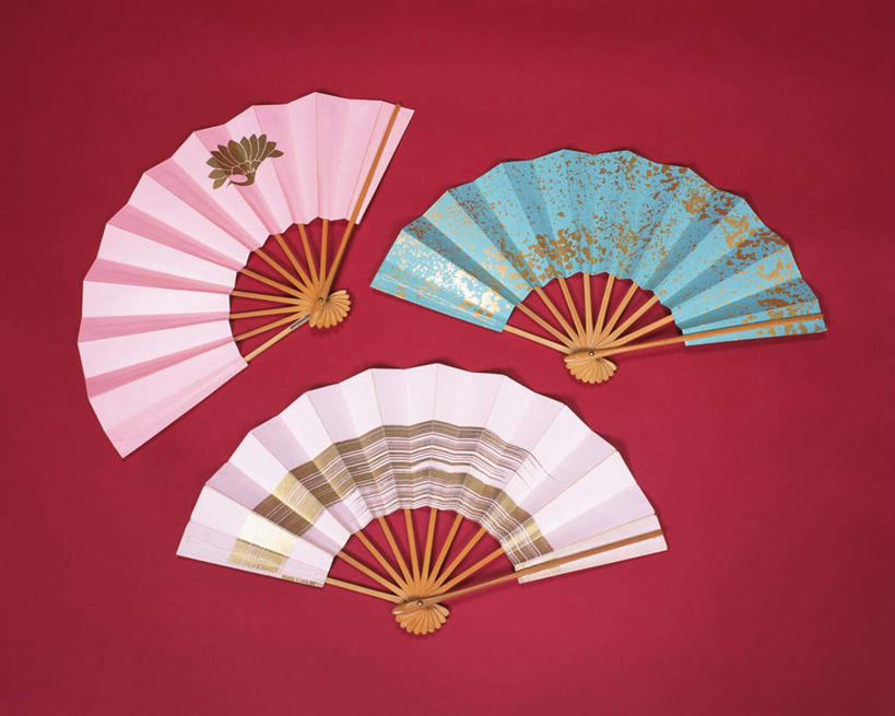 无人,横图,俯视,室内,特写,白天,红色背景,花纹,纹路,扇子,折扇,纸扇,三把,清凉,凉爽,文化,粉色,蓝色,白色,摄影,影棚,撒扇,彩图,高角度拍摄,影棚拍摄,拍摄,传统文化