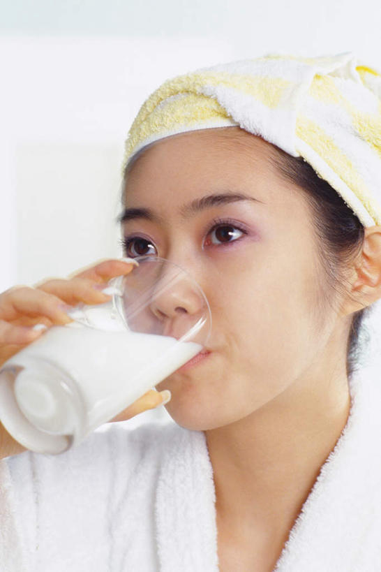 牛奶,东方人,脸,头,脸颊,一个人,站,竖图,室内,特写,白天,正面,浴袍,卫生间,浴室,杯子,亚洲,仅一个年轻女性,仅一个女性,仅一个人,喝,握,浴帽,饮品,营养,拿,拿着,注视,黄种人,玻璃制品,饮料,水杯,观察,看,站着,握着,观看,察看,乳制品,奶,关注,安神,年轻女性,女人,女性,亚洲人,头部,脸部,脸蛋,面部,淋浴房,玻璃杯,站立,半身,彩图,汤帷子,浴衣,冲凉房,沐浴间,沐浴室