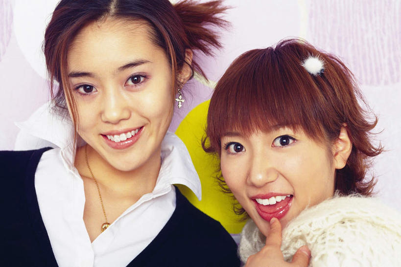 东方人,脸,头,脸颊,两个人,伙伴,朋友,站,笑,微笑,露齿笑,横图,室内,特写,白天,正面,毛衣,衬衫,时尚,友谊,项链,亚洲,服装,朦胧,模糊,圆形,圆圈,墙,注视,休闲装,黄种人,吐舌头,墙壁,墙面,衣服,耳环,饰品,首饰,观察,看,伸舌头,站着,张嘴,休闲,休闲服,吐舌,潮流,服饰,观看,察看,关注,张大嘴巴,友情,年轻女性,女人,女性,亚洲人,头部,脸部,脸蛋,面部,张开嘴,站立,半身,彩图,衬衣,绒衣,套衫,套头毛衣,线衣