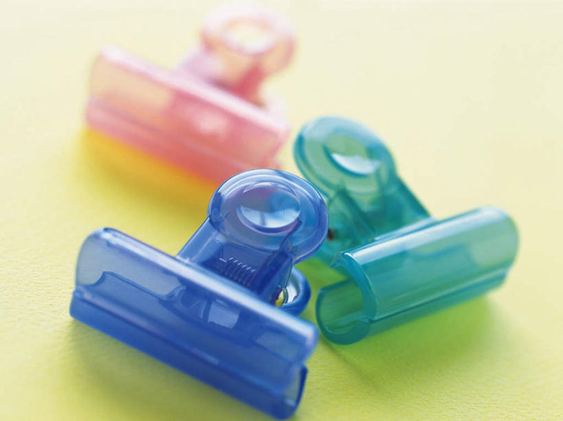 无人,横图,俯视,室内,特写,白天,桌子,静物,阴影,黄色背景,朦胧,模糊,散落,反射,影子,塑料,文件夹,三个,红色,蓝色,绿色,夹子,塑料制品,衣夹,彩图,高角度拍摄