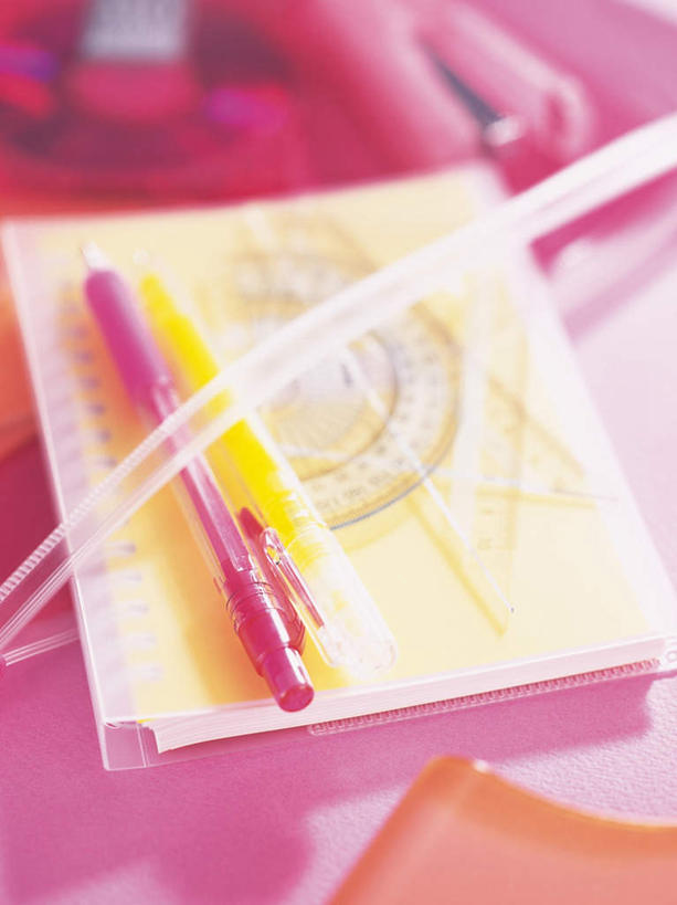 无人,竖图,俯视,室内,特写,白天,桌子,静物,书籍,阴影,粉色背景,朦胧,模糊,反射,测量,笔,影子,刻度,办公用品,圆珠笔,文具,粉色,尺,塑料制品,学习用品,角度,测量工具,量角器,文具用品,尺子,衡量,绘图,直角,比例,测绘,直角尺,量具,量仪,标度,量角尺,木工工具,钳工工具,曲尺,书,图书,彩图,高角度拍摄