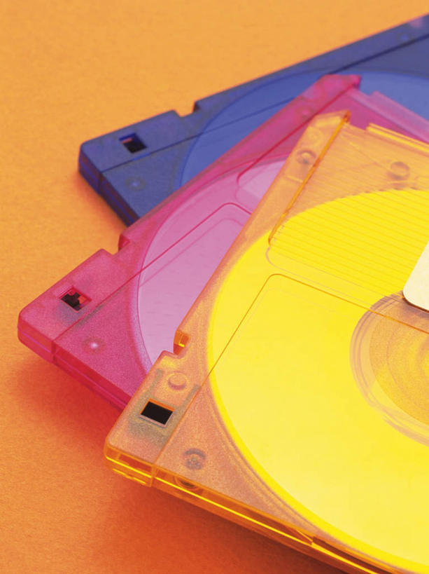 无人,竖图,俯视,室内,特写,白天,数据,静物,一堆,堆叠,堆积,黄色背景,朦胧,模糊,信息,光盘,光碟,存储介质,三个,黄色,红色,蓝色,叠加,摄影,影棚,堆,碟片,存储,光盘盒,彩图,高角度拍摄,影棚拍摄,拍摄
