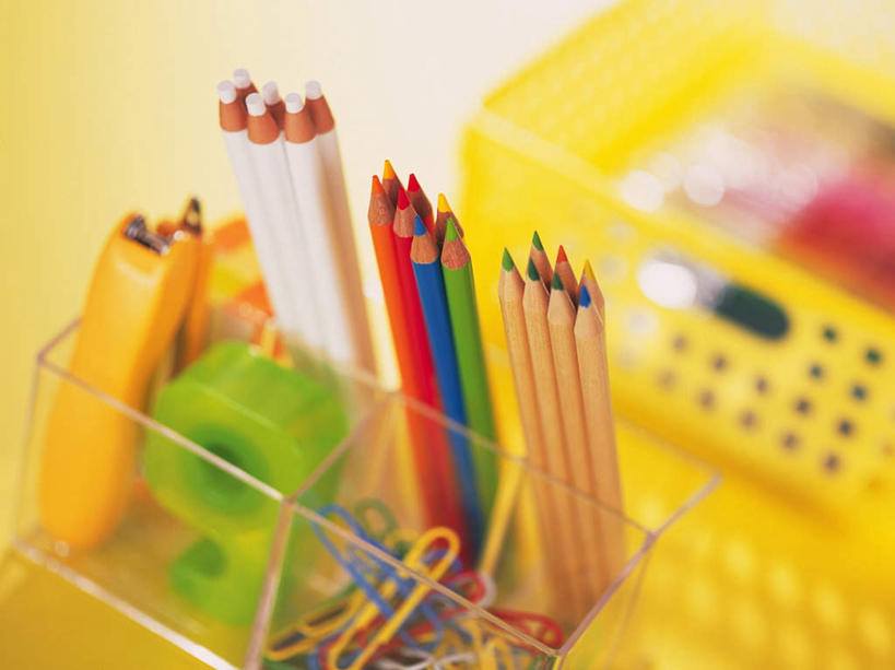 无人,横图,俯视,彩色,室内,特写,白天,静物,一排,许多,连接,黄色背景,组合,朦胧,模糊,整齐,笔,纸盒,办公用品,订书机,回形针,盒子,文具,排列,包装盒,铅笔,学习用品,摄影,影棚,五颜六色,链接,文具用品,色彩斑斓,装订,队列,拼接,杠杆,拼凑,胶布,五彩缤纷,透明胶,订书器,拼合,凑集,聚合,撮合,链结,缝合,五彩斑斓,封箱器,胶带座,黏胶,粘胶器,五光十色,彩图,高角度拍摄,影棚拍摄,拍摄