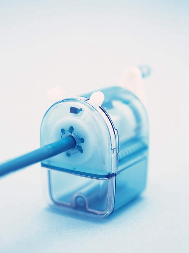 无人,竖图,室内,特写,白天,正面,静物,朦胧,模糊,笔,办公用品,文具,一只,蓝色,铅笔,学习用品,摄影,影棚,文具用品,卷笔刀,削笔刀,削笔机,彩图,影棚拍摄,拍摄