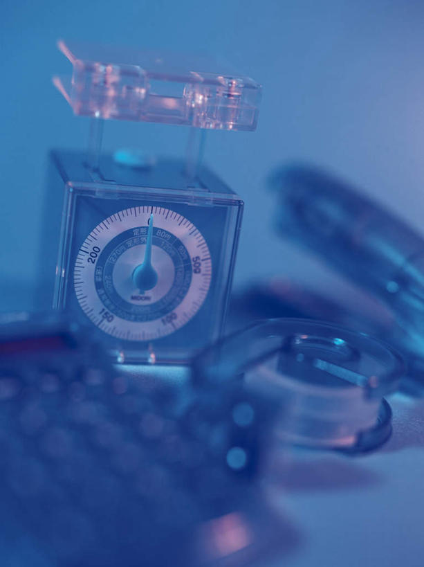 无人,竖图,室内,特写,白天,正面,电脑,笔记本电脑,仪器,静物,许多,阴影,蓝色背景,朦胧,模糊,散落,反射,网络,影子,通讯设备,摄影,影棚,衡量,无线,通信设备,胶布,无线网络,计量,台秤,透明胶,无线上网,便携式电脑,衡器,封箱器,胶带座,黏胶,粘胶器,手提电脑,秤,彩图,影棚拍摄,拍摄