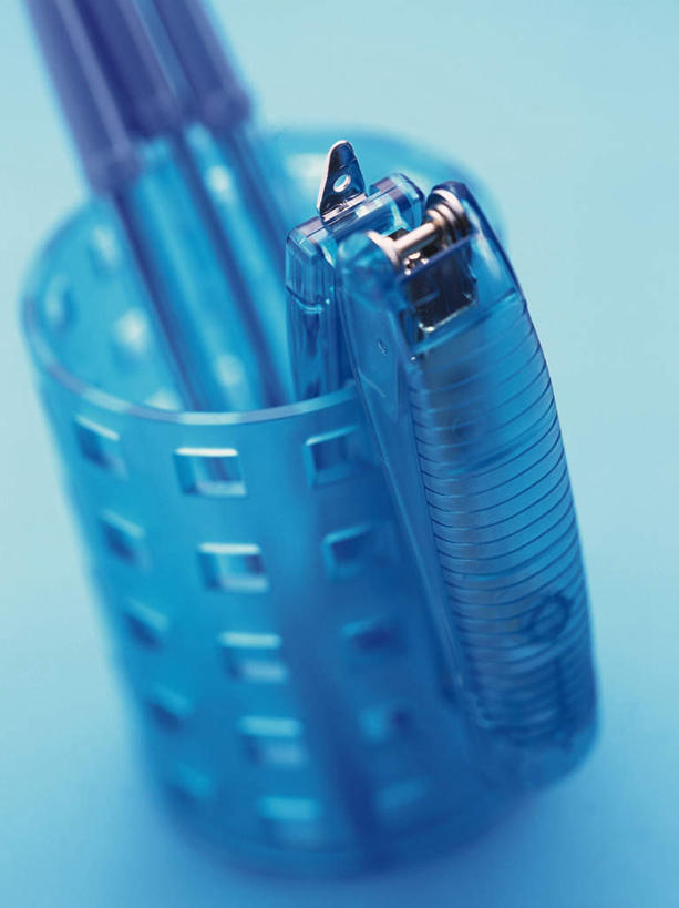 无人,竖图,俯视,室内,特写,白天,静物,笔筒,连接,组合,朦胧,模糊,笔,办公用品,订书机,圆珠笔,文具,学习用品,摄影,影棚,链接,文具用品,装订,拼接,杠杆,拼凑,订书器,拼合,凑集,聚合,撮合,链结,缝合,彩图,高角度拍摄,影棚拍摄,拍摄