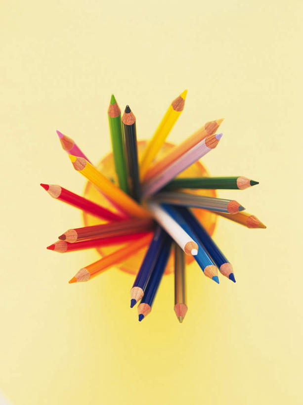 无人,竖图,俯视,室内,特写,白天,桌面,桌子,静物,笔筒,许多,黄色背景,朦胧,模糊,散落,笔,蜡笔,办公桌,办公用品,文具,学习用品,摄影,影棚,文具用品,彩图,高角度拍摄,影棚拍摄,拍摄