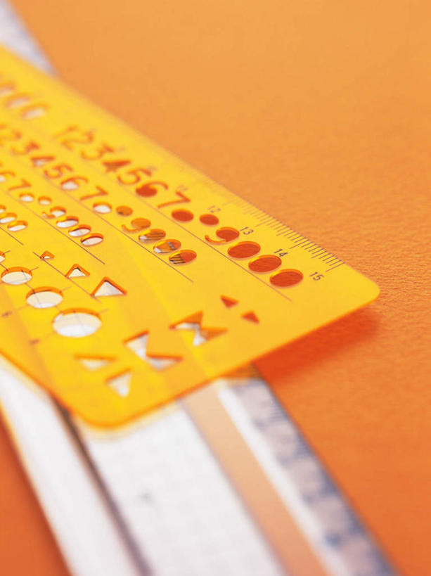 无人,竖图,俯视,室内,特写,白天,桌子,静物,一堆,堆叠,堆积,黄色背景,朦胧,模糊,测量,刻度,两个,尺,塑料制品,直尺,摄影,影棚,堆,测量工具,尺子,衡量,绘图,比例,测绘,量具,量仪,塑料尺,标度,彩图,高角度拍摄,影棚拍摄,拍摄