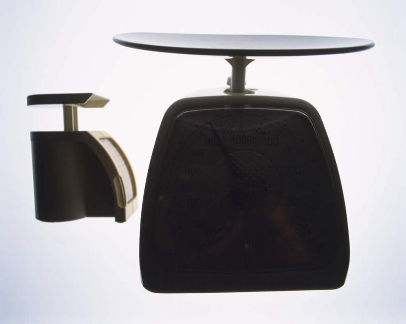 无人,横图,室内,特写,白天,白色背景,正面,仪器,餐桌,桌子,静物,椅子,阴影,朦胧,模糊,反射,影子,背光,两个,一个,单个,餐台,衡量,逆光,计量,台秤,衡器,彩图