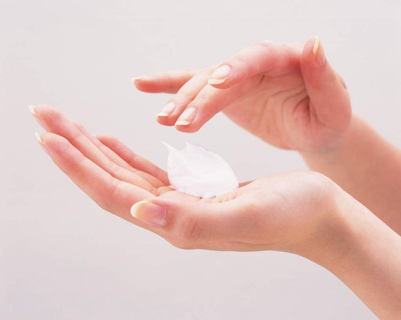 东方人,手,一个人,横图,室内,白天,白色背景,侧面,亚洲,双手,仅一个年轻女性,仅一个女性,仅一个人,擦,握,泡沫,拿,拿着,黄种人,白色,手部,握着,摄影,影棚,抹,年轻女性,女人,女性,亚洲人,半身,彩图,影棚拍摄,拍摄