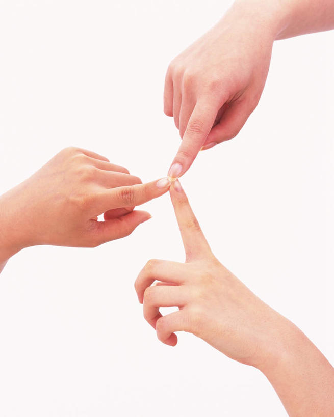 东方人,手,三个人,伙伴,朋友,交叉,竖图,俯视,室内,白天,白色背景,友谊,亚洲,黄种人,手部,摄影,影棚,单手,食指,碰触,相交,交集,友情,男人,男性,年轻男性,年轻女性,女人,女性,亚洲人,半身,彩图,高角度拍摄,影棚拍摄,拍摄