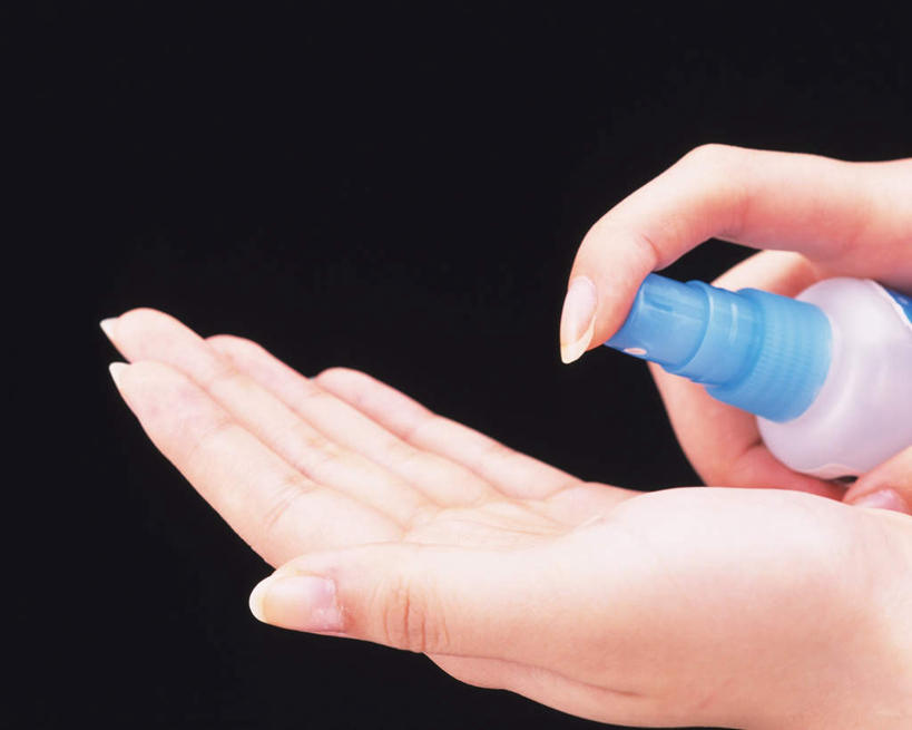 东方人,手,一个人,横图,室内,白天,正面,水,亚洲,双手,仅一个年轻女性,仅一个女性,仅一个人,握,黑色背景,喷雾,液体,水滴,摊开,拿,拿着,黄种人,一个,瓶子,塑料制品,手部,塑料瓶,握着,摄影,影棚,单个,年轻女性,女人,女性,亚洲人,半身,彩图,影棚拍摄,拍摄