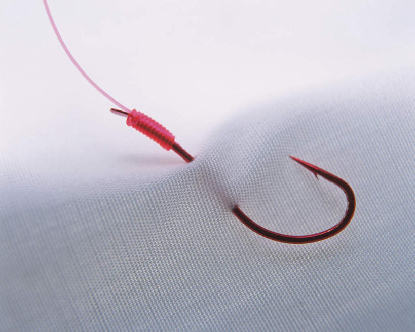 无人,横图,俯视,室内,特写,白天,白色背景,静物,朦胧,模糊,钩子,织物,一个,衣服,红色,白色,勾着,摄影,影棚,单个,鱼钩,钓饵,钓钩,诱饵,彩图,高角度拍摄,影棚拍摄,拍摄