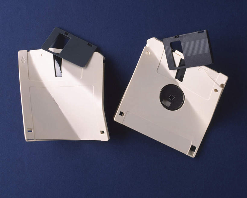 无人,横图,俯视,室内,白天,数据,静物,阴影,蓝色背景,反射,信息,影子,破坏,存储介质,破损,两个,白色,摄影,影棚,磁盘,硬盘,损坏,存储,彩图,高角度拍摄,影棚拍摄,拍摄