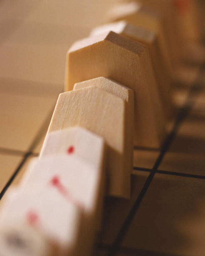 无人,竖图,俯视,室内,特写,白天,游戏,快乐,比赛,竞争,桌子,静物,一排,许多,阴影,朦胧,模糊,整齐,反射,光线,影子,玩,娱乐,排列,象棋,休闲,棋盘,益智,活动,队列,发泄,消遣,智力,宣泄,将棋,日本象棋,玩耍,嬉戏,彩图,高角度拍摄