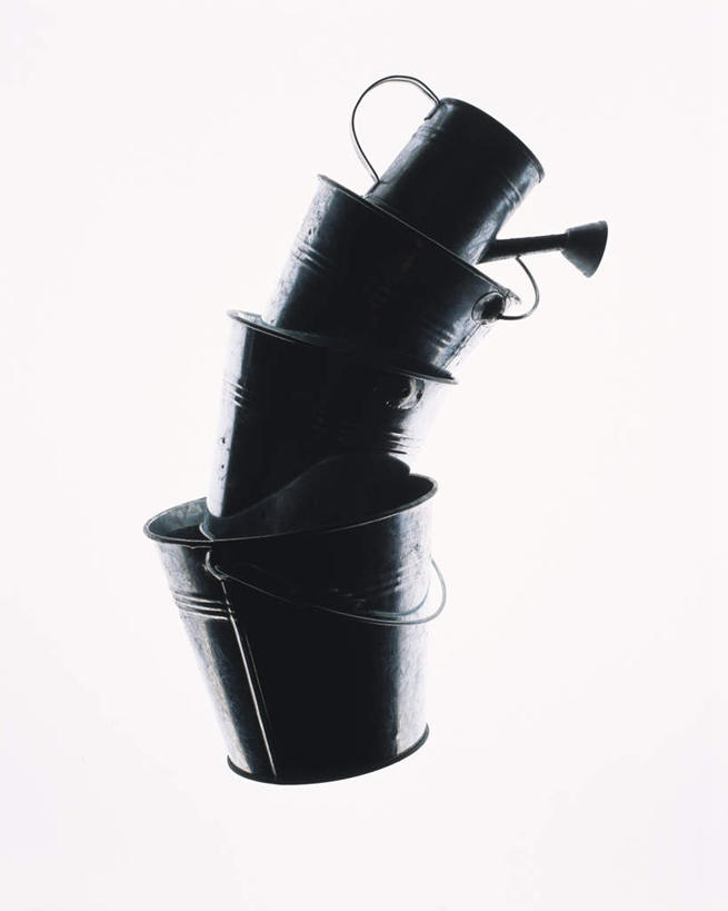 无人,竖图,室内,特写,白天,白色背景,正面,静物,一排,阴影,朦胧,模糊,整齐,光线,壶,水桶,影子,背光,洒水壶,水壶,排列,黑色,四个,叠加,摄影,影棚,队列,逆光,浇水壶,彩图,影棚拍摄,拍摄