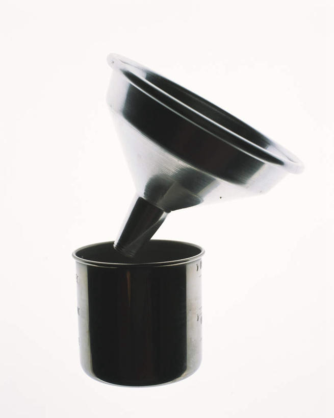 无人,竖图,室内,特写,白天,白色背景,正面,实验,仪器,桌面,静物,杯子,朦胧,模糊,研究,透明,分析,化学,测试,漏斗,背光,过滤,玻璃制品,一个,黑色,水杯,器皿,摄影,影棚,单个,逆光,计量,玻璃仪器,试验耗材,实验用品,茶杯,彩图,影棚拍摄,拍摄