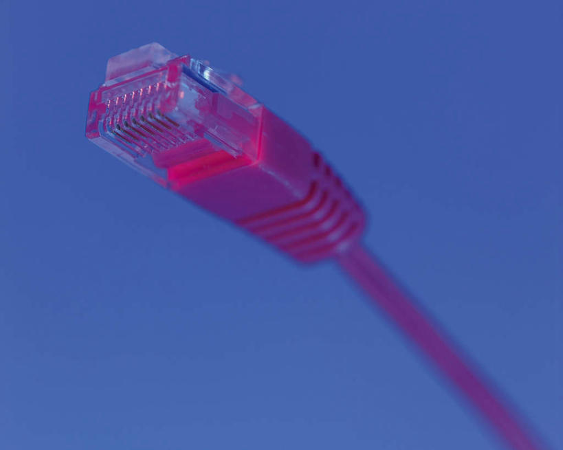 无人,横图,俯视,室内,特写,白天,通讯,数据,静物,阴影,紫色背景,朦胧,模糊,反射,传输,影子,一个,红色,摄影,USB接口,通用串行总线,影棚,单个,接口,网线,端口,水晶头,线缆,彩图,高角度拍摄,影棚拍摄,拍摄