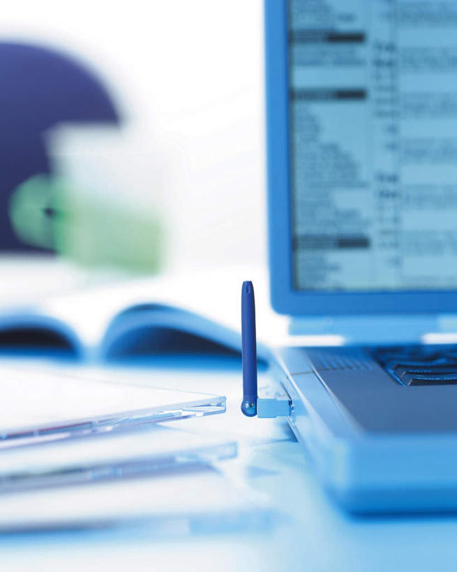 无人,竖图,室内,特写,白天,白色背景,正面,显示器,数据,静物,杯子,书籍,阴影,朦胧,模糊,反射,信息,光盘,屏幕,影子,光碟,存储介质,显示屏,水杯,摄影,影棚,碟片,硬盘,存储,输出设备,茶杯,书,图书,彩图,影棚拍摄,拍摄