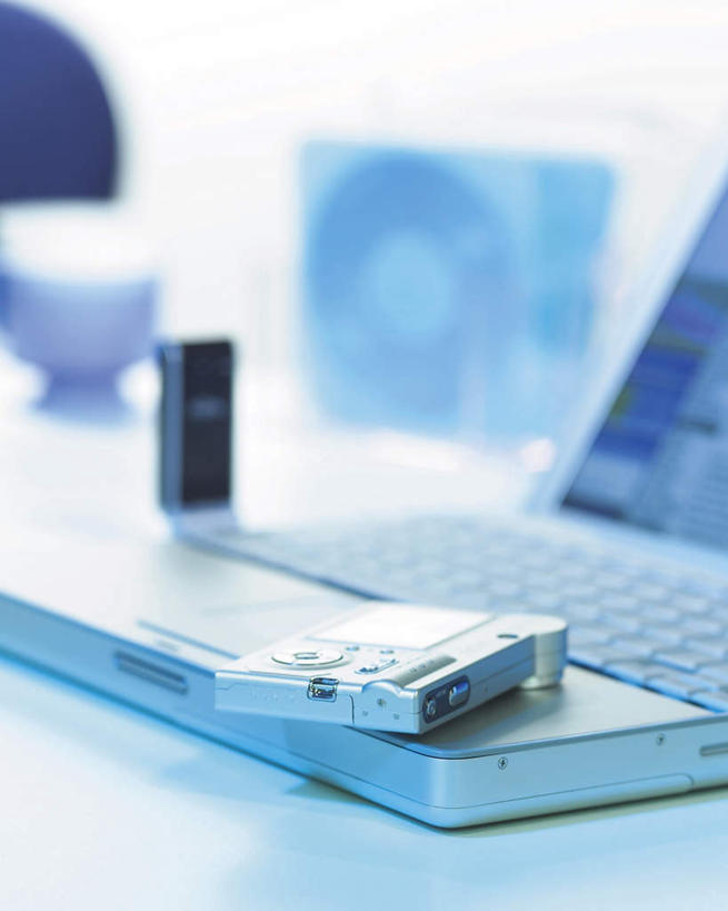 无人,竖图,室内,特写,白天,白色背景,正面,电脑,笔记本电脑,静物,阴影,朦胧,模糊,反射,网络,光盘,影子,通讯设备,摄影,影棚,录音机,无线,通信设备,无线网络,无线上网,便携式电脑,手提电脑,彩图,影棚拍摄,拍摄