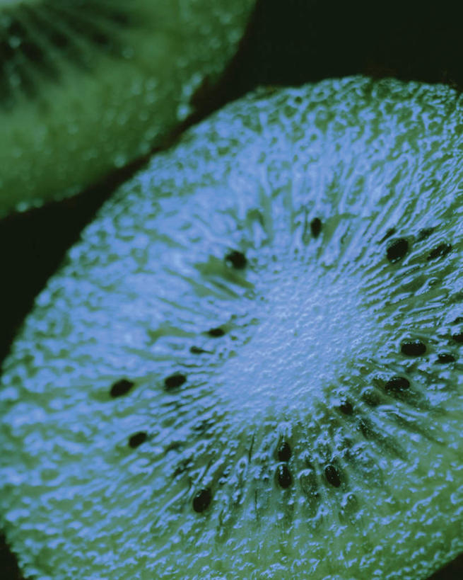 无人,竖图,俯视,室内,特写,白天,猕猴桃,水果,切开,绿色背景,阴影,朦胧,模糊,新鲜,反射,影子,生食,食品,果实,半个,食物,绿色,切,一半,摄影,有机食品,绿色食品,影棚,剖面,切面,奇异果,猕猴梨,彩图,高角度拍摄,影棚拍摄,拍摄