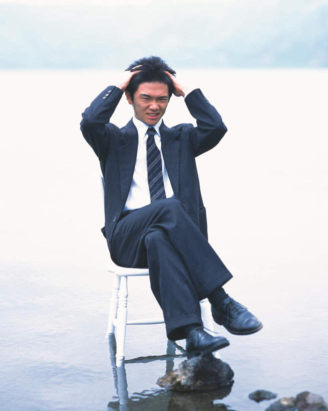 东方人,一个人,商务人士,商务男性,坐,举,竖图,室外,白天,正面,衬衫,旅游,度假,海浪,海洋,石头,沙滩,椅子,亚洲,仅一个男性,仅一个人,撑,阴影,套装,生气,朦胧,模糊,光线,沙子,石子,影子,海岸,浪花,云,云朵,沙地,二郎腿,云彩,托腮,注视,黄种人,娱乐,仅一个年轻男性,蓝色,白云,蓝天,天空,阳光,海水,天,观察,看,托,享受,休闲,放松,愤怒,晴朗,观看,挠,察看,发怒,关注,托下巴,商务装,情绪,脾气,海景,工薪阶层,忿怒,怨恨,强烈,激动,男人,男性,年轻男性,亚洲人,白领,上班族,大海,风浪,海,海水的波动,海滩,近岸浪,石块,涌浪,晴空,举起,举手,举着,向上举,向上伸,向上托,坐着,彩图,全身,衬衣