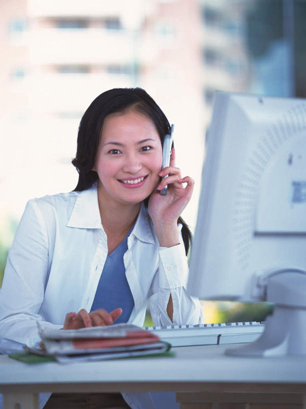 东方人,一个人,坐,笑,打电话,微笑,露齿笑,竖图,室内,白天,正面,电脑,笔记本电脑,鼠标,键盘,电话,手机,亚洲,仅一个年轻女性,仅一个女性,仅一个人,网络,材料,档案,文件,电脑桌,注视,黄种人,输入设备,通讯设备,资料,观察,看,观看,一台,察看,无线,关注,文档,通信设备,无线网络,无线上网,便携式电脑,一部,交流,手提电脑,年轻女性,女人,女性,亚洲人,沟通,通话,坐着,半身,彩图