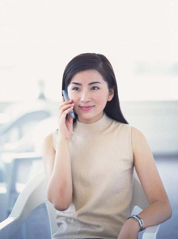 东方人,一个人,办公室,坐,笑,说,打电话,微笑,露齿笑,竖图,室外,白天,正面,毛衣,讨论,电话,手机,椅子,亚洲,仅一个年轻女性,仅一个女性,仅一个人,一把,一块,时间,时钟,手表,计时,注视,黄种人,通讯设备,钟表,观察,看,米色,表,观看,腕表,察看,关注,一部,交流,年轻女性,女人,女性,亚洲人,钟,沟通,讲话,交谈,商讨,说话,谈话,通话,坐着,半身,彩图,绒衣,套衫,套头毛衣,线衣