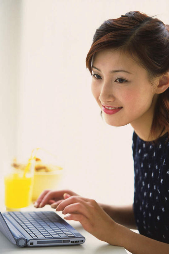 果汁,东方人,一个人,坐,笑,微笑,露齿笑,竖图,俯视,室内,白天,电脑,笔记本电脑,桌子,柑橘,杯子,玻璃,亚洲,仅一个年轻女性,仅一个女性,仅一个人,一张,敲打,网络,注视,黄种人,输入,通讯设备,书桌,玻璃制品,课桌,水杯,打字,观察,看,观看,点击,敲击,察看,无线,关注,橘子汁,通信设备,无线网络,无线上网,便携式电脑,按键,手提电脑,年轻女性,女人,女性,亚洲人,玻璃杯,橘子,桔子,橙子,橙,坐着,半身,彩图,高角度拍摄