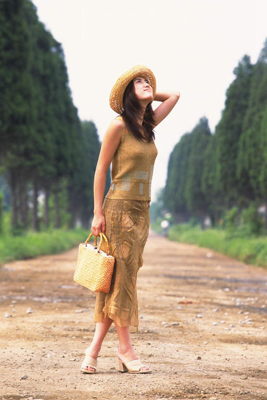 东方人,一个人,公园,笑,摸,交叉,微笑,露齿笑,竖图,室外,白天,正面,石头,树林,植物,道路,路,公路,帽子,亚洲,仅一个年轻女性,仅一个女性,仅一个人,抚摸,握,服装,编织,包,草帽,皮包,石子,交通,拿,藤,拿着,注视,休闲装,黄种人,树,树木,一个,衣服,绿色,自然,看,休闲,思考,休闲服,考虑,握着,服饰,生长,单个,成长,单肩包,关注,相交,交集,一顶,年轻女性,女人,女性,亚洲人,石块,马路,触摸,接触,抬头,仰头,彩图,全身