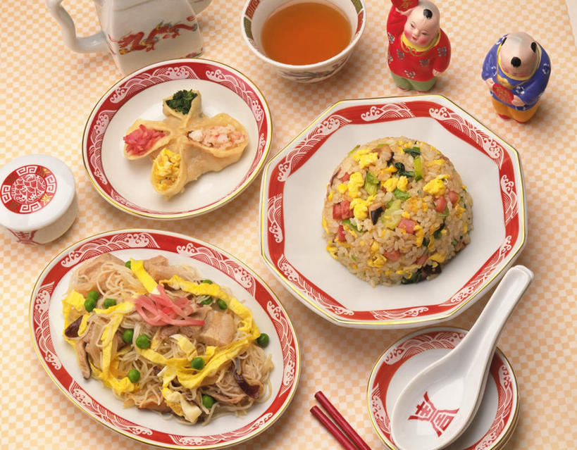 无人,横图,俯视,室内,特写,白天,烹饪,中餐,餐桌,筷子,桌子,莲花,餐具,一双,阴影,装饰,光线,碟子,壶,娃娃,影子,勺子,醋,蛋,鸡蛋,肉,料理,食品,调味料,文化,传统,蛋炒饭,菜肴,美食,肉类,米粉,水壶,一个,盘子,茶壶,调羹,汤匙,四个,中式,佳肴,单个,餐台,礼节,华丽,修饰,点缀,礼仪,肉食,衬托,美观,雅致,雅观,进餐用具,烹调用具,青豆,彩图,高角度拍摄