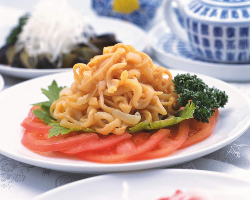 无人,横图,俯视,室内,特写,白天,烹饪,餐桌,桌子,海蜇,西红柿,餐具,阴影,光线,布料,碟子,盘,影子,料理,食品,开胃菜,布纹,萝卜丝,皮蛋,菜肴,美食,桌布,三个,盘子,餐巾,茶壶,碟,台布,中式,冷菜,佳肴,餐台,迷迭香,海洋之露,进餐用具,烹调用具,番茄,彩图,高角度拍摄