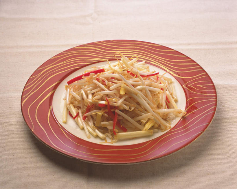 无人,横图,俯视,室内,特写,白天,烹饪,餐桌,桌子,辣椒,餐具,阴影,光线,布料,碟子,盘,影子,黄豆芽,料理,食品,布纹,菜肴,美食,桌布,一个,盘子,餐巾,碟,台布,中式,佳肴,单个,餐台,辣角,红海椒,大椒,辣虎,广椒,进餐用具,烹调用具,辣子,红辣椒,海椒,番椒,彩图,高角度拍摄